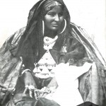 Femme portant la parure complète (Pays Touareg - Hoggar)