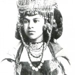 Jeune femme de Bousaada (Aith Nail) portant la parure complète