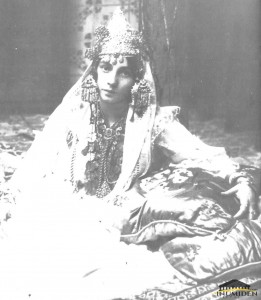 Jeune femme en costume tlemcenien