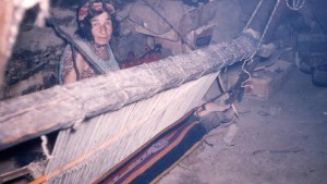 femme chaouie derrière son Azetta , métier à tisser . Photo : Claude Cornu 