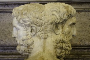 Janus est représenté avec deux visages opposés 
