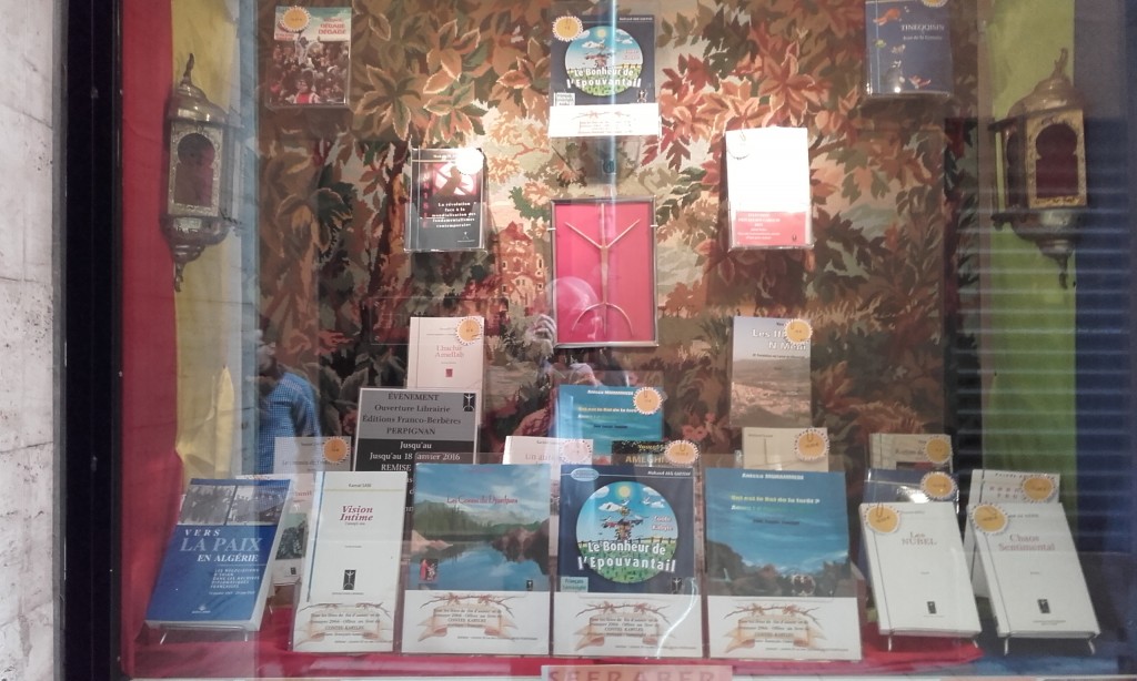 Vitrine de la librairie 24, rue des Cardeurs 66000 PERPIGNAN tél : 09 81 83 42 07