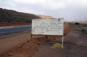Le site rupestre se situe à 10 km à l'ouest d'El Ghicha