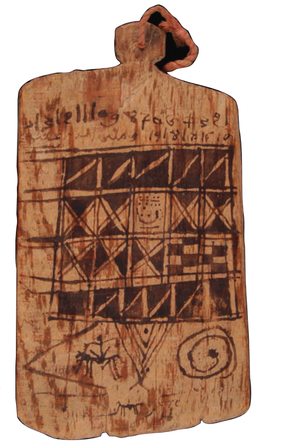 Fig. 2 Planche-jouet. Bois et encre fabriquée avec de la laine brûlée. 21 × 9cm. Mission Thérèse Rivière, musée du quai Branly (71.1936.2.265). Le dessin représente une mosquée vue en plan. Les carrés sont les salles, les diagonales, les arêtes des voûtes, les quadrillages, deux classes coraniques. Dans l’un des carrés est ﬁgurée schématiquement la tombe du saint. En bas, sous la forme de triangles imbriqués, le minaret. À côté, un cavalier, un serpent, un fouet et un mulet. Dessin fait par Abdelbaki Temissa, fraction des Ouled Khallaf, 11 ans. 