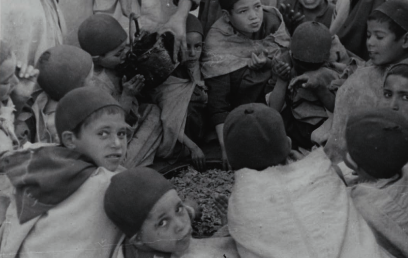 Fig. 3 Garçonnets festoyant lors d’une cérémonie religieuse à la mosquée de Sidi Mohammed ben Abdallah. Photographie prise par Thérèse Rivière le 6 février 1936 à Kébech. Fonds Thérèse Rivière, musée du quai Branly. 