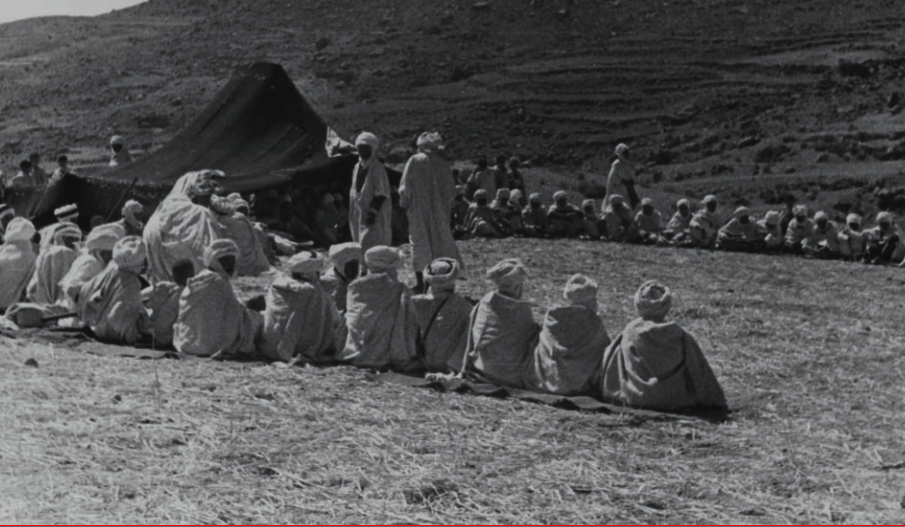 Fig. 10 Fête de mariage des Kermaoui-Guesbaya. Photographie prise par Thérèse Rivière le 22 septembre 1935 à Kerma. Fonds Thérèse Rivière, musée du quai Branly. Les hommes assis sur leur natte d’alfa de part et d’autre de la tente abritant les notables 