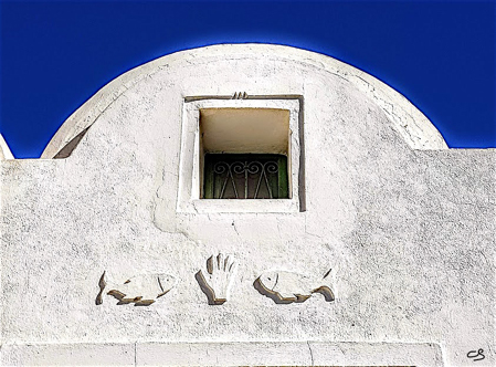 Détail architectural au sud de l'île de Djerba : main Hamsa entre deux poissons © C. Sorand