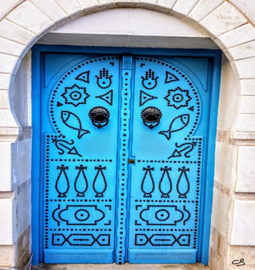 Une porte de Sidi Bou Saïd ayant l'effigie de la main Hamsa et du poisson © C. Sorand