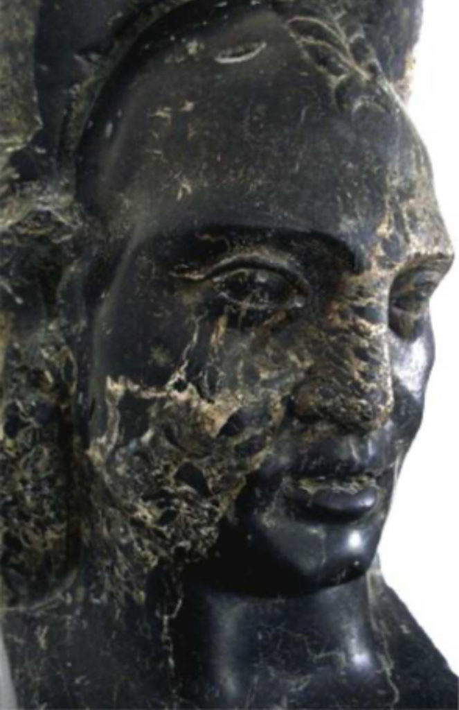 Buste de Libyen découvert dans les fouilles des thermes d'Antonin de Carthage. Pilier en schiste noir. Les guerriers berbères sont rarement représentés dans l'iconographie romaine dont les coiffures sont souvent originales. Ce Libyien a le crâne rasé et une natte tressée. Musée du Bardo, Tunisie. Domaine public