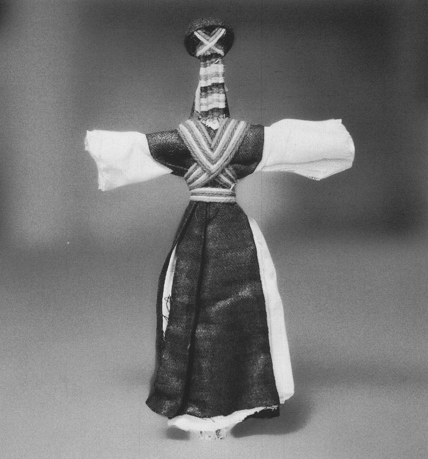  Poupée touarègue. Cette poupée montre un homme portant une tunique avec les fameux cordons dits « de noblesse », elmejdûden. http://encyclopedieberbere.revues.org.